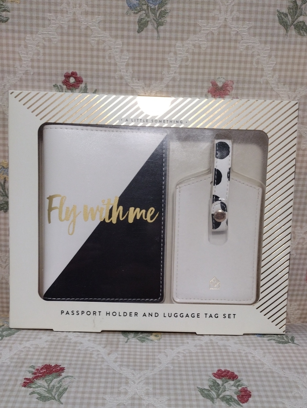 Passport Holder and Luggage Tag Set - White & Black - Picture 2 of 2